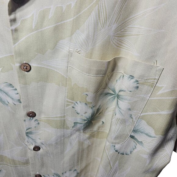 Tommy Bahama Mens XL Silk Hawaiian Shirt With Tropical Floral Print & Coconut Bu - Picture 3 of 5